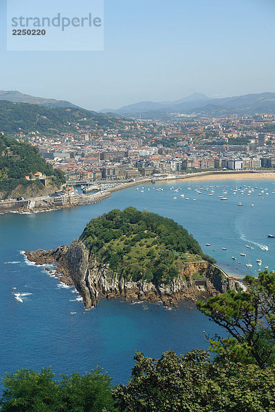 Erhöhte Ansicht der Insel im Meer  Isla de Santa Clara  San Sebastian  Spanien