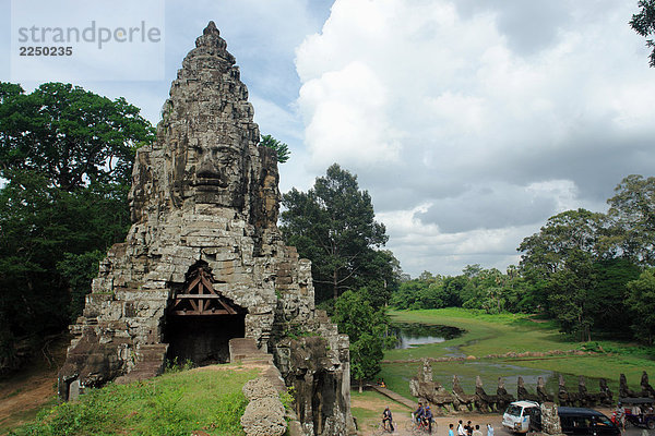 Alte Ruinen der Tempel Tor auf Landschaft