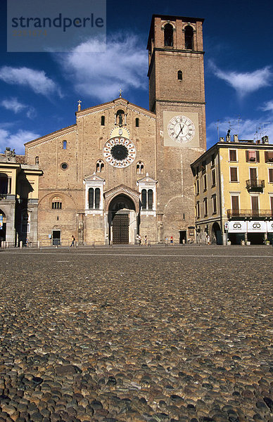 Italien  Lombardei  Lodi  Piazza della Vittoria und der Dom