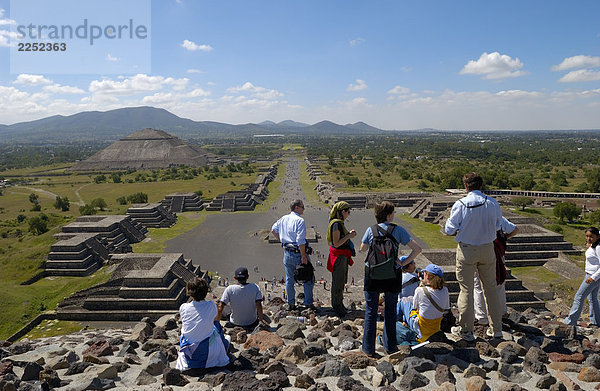 Touristen am archäologischen Standort  Avenue of the Dead  Teotihuacan  Mexiko