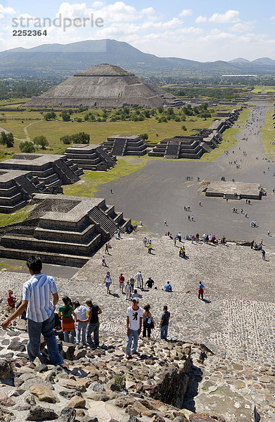 Touristen am archäologischen Standort  Avenue of the Dead  Teotihuacan  Mexiko