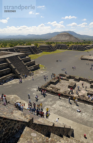 Touristen am archäologischen Standort  Avenue of the Dead  Teotihuacan  Mexiko