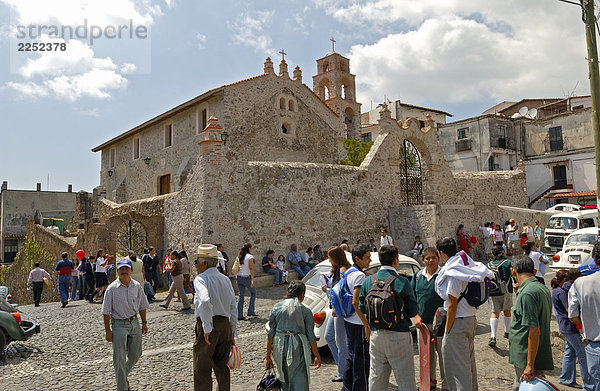 Touristen vor der Kapelle  Capilla De La Santisima  Taxco de Alarcon  Guerrero  Mexiko