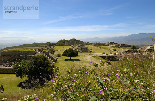 Alte Ruinen der Pyramiden auf Landschaft  Monte Alban  Oaxaca  Mexiko