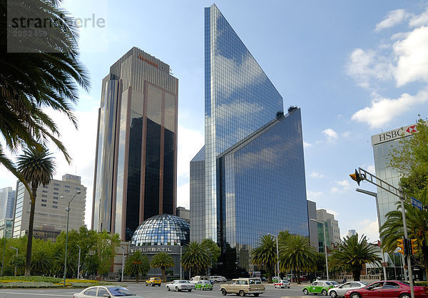 Datenverkehr auf Straße an Gebäuden  Bolsa de Valores  Centro Bursatil  Mexiko-Stadt  Mexiko