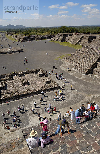 Erhöhte Ansicht von Touristen auf Schritte Pyramide
