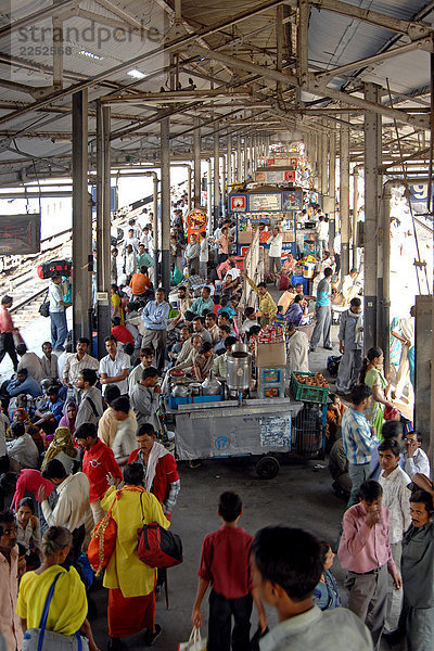 Erhöhte Ansicht von Menschen am Bahnsteig  Neu-Delhi  Indien