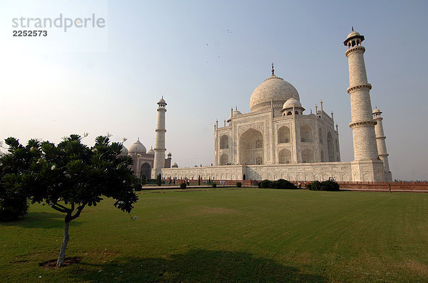 Touristen am Mausoleum  Taj Mahal  Agra  Uttar Pradesh  Indien