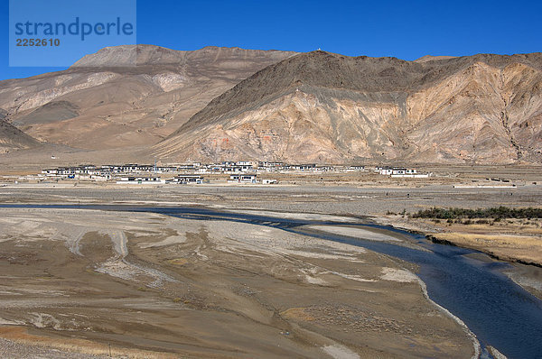 Fluss  der durch Landschaft  Tibet  China