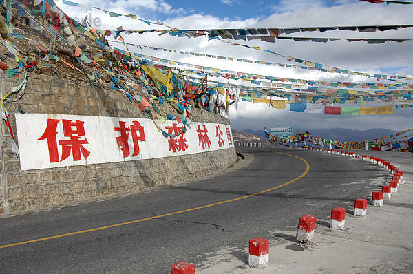 Gebetsfahnen über Road  Litang Pass  Tibet  China