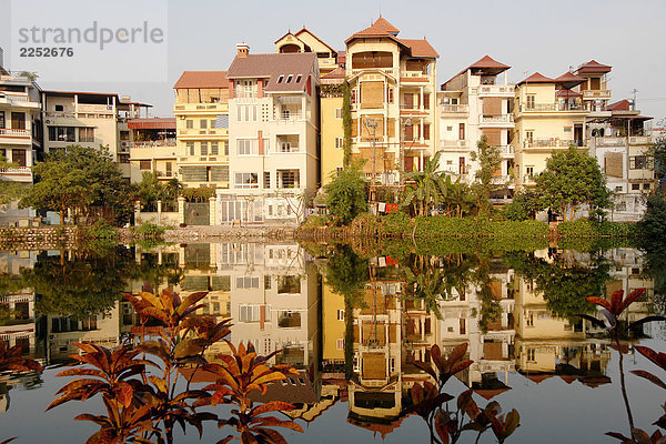 Reflexion der Gebäude in See  Hanoi  Vietnam
