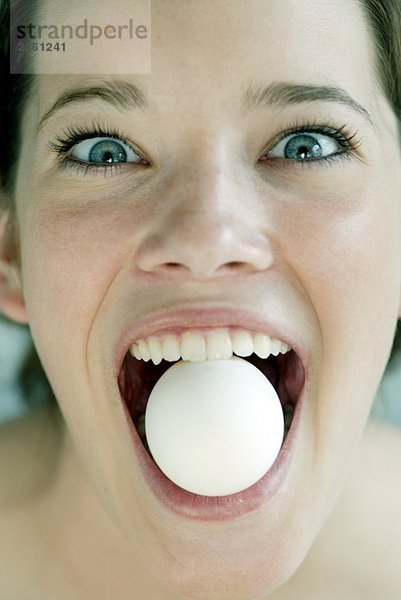 Frau spielen mit Ei