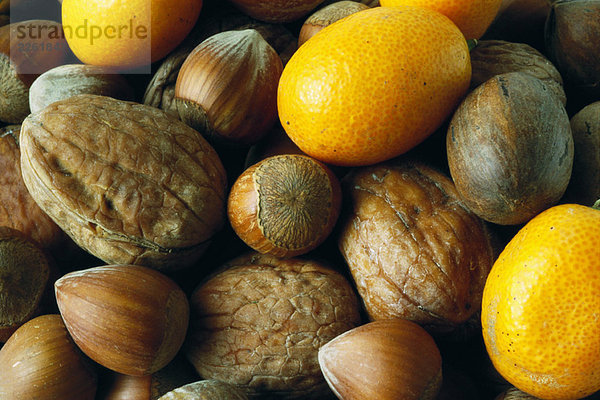 Kumquats und verschiedene Nüsse  Nahaufnahme  Vollbild