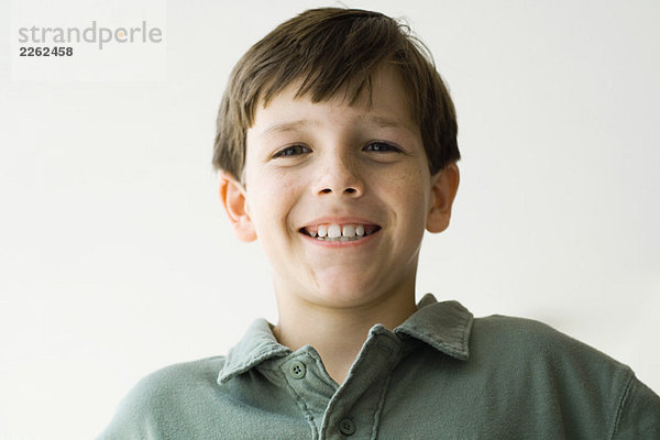 Junge lächelt in die Kamera  Porträt