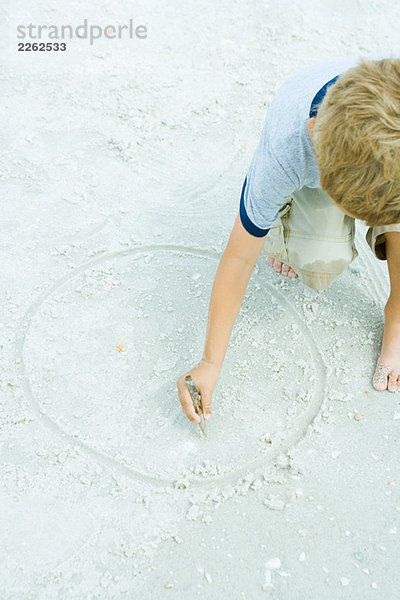 Kinderzeichnung Kreis im Sand mit einem Stock  abgeschnittene Ansicht