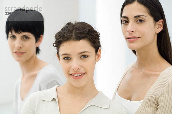 Drei Geschäftsfrauen lächeln vor der Kamera  Porträt