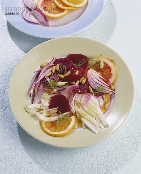 Rote-Bete-Salat mit Pampelmusen  Fencheln und Pinienkernen