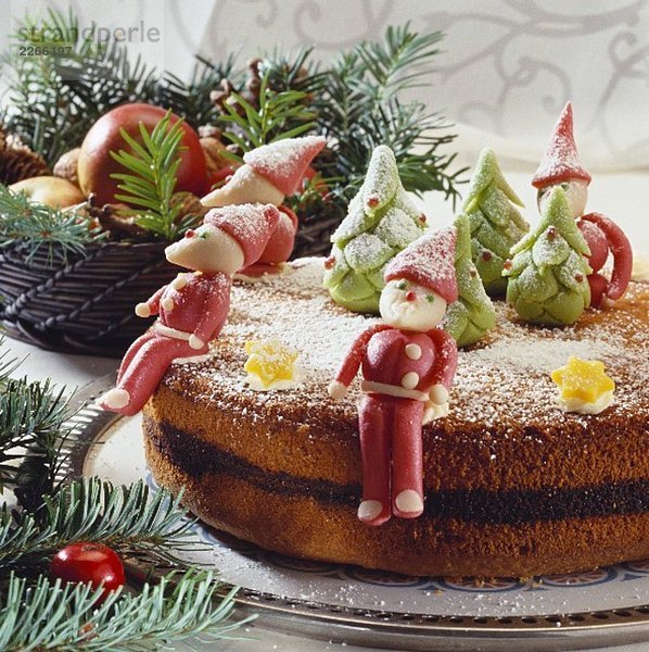Mohntorte  verziert mit weihnachtlichen Marzipanfiguren
