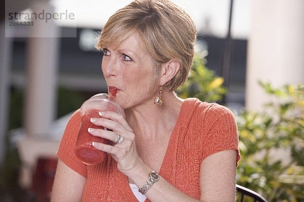 Frau trinkt einen Frozen Strawberry Smoothie