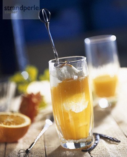 Eiscreme mit Orangensauce in einem Glas