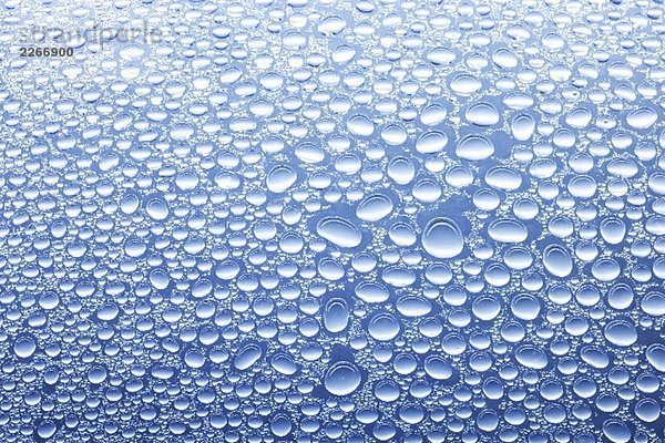 Wassertropfen auf Glasscheibe mit blauem Hintergrund (1)