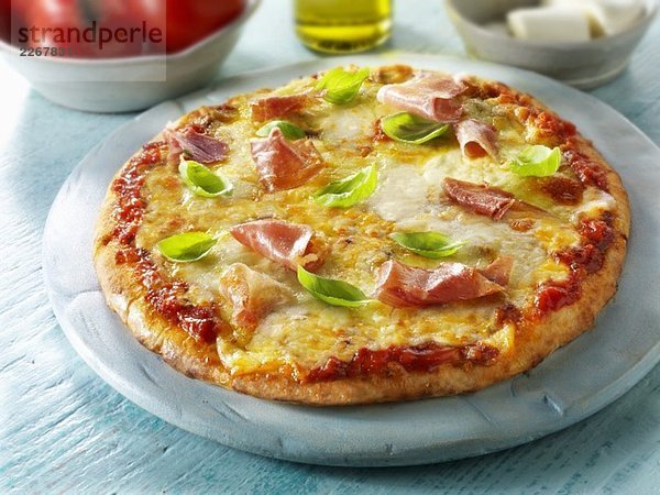 Pizza mit Schinken und Basilikum