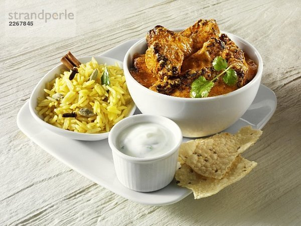 Curry mit Reis  Joghurtsauce und Fladenbrot (Indien)