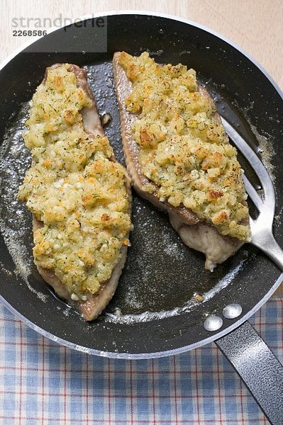 Fischfilets mit Brotkruste in Pfanne