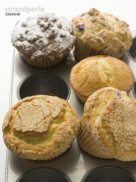 Verschiedene Muffins im Muffinblech