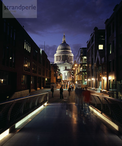 Die Millennium Bridge und die St. Paul's Cathedral bei Nacht  London