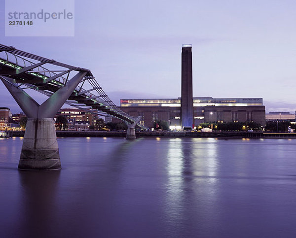 Tate Modern und die Millennium Bridge in London