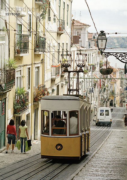 Eine Straßenbahn auf einer Straße in Lissabon  Portugal