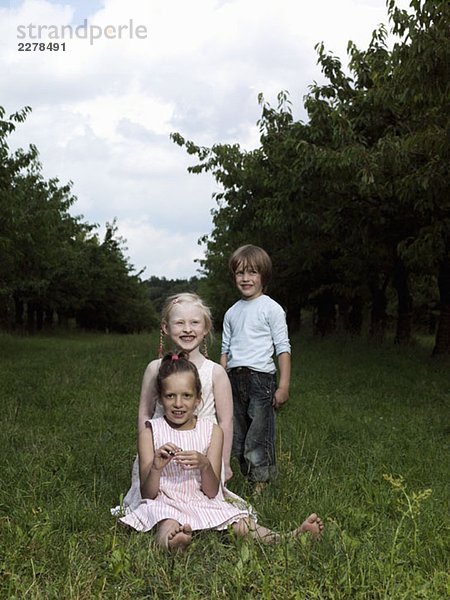 Drei Kinder im Garten