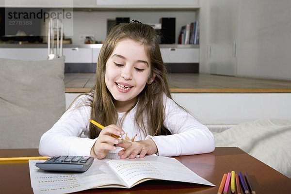 Ein kleines Mädchen bei den Hausaufgaben