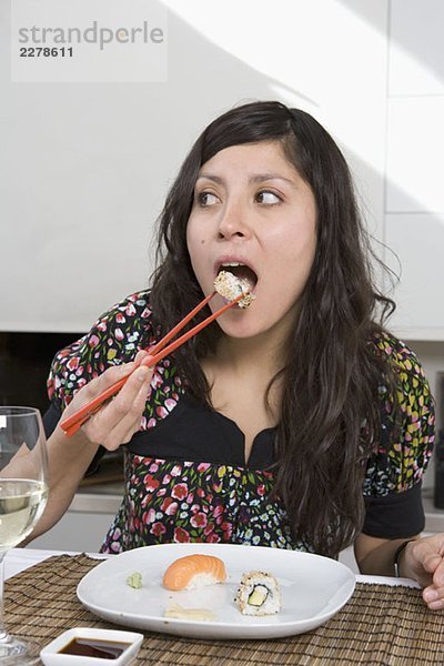 Eine junge Frau beim Sushi-Essen