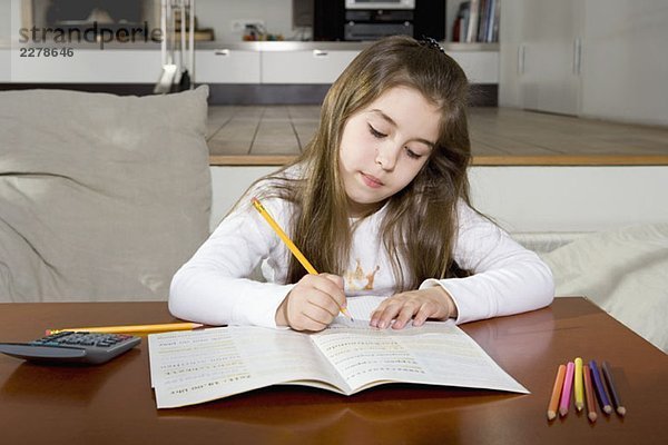 Ein junges Mädchen bei den Hausaufgaben