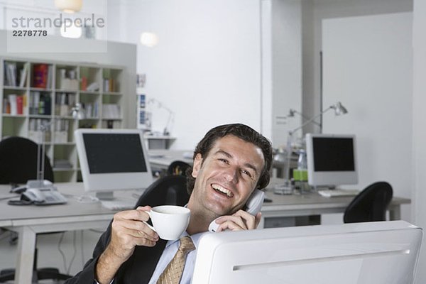 Ein Geschäftsmann am Telefon in einem Büro
