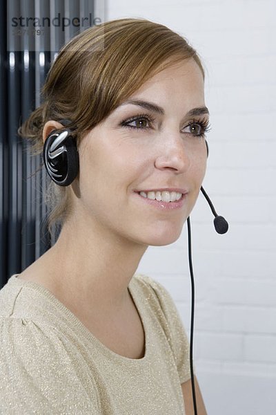 Eine Frau mit einem Telefon-Headset