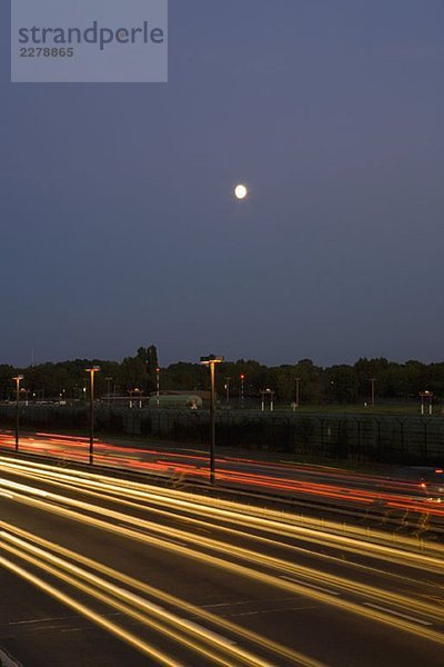 Verkehr auf einer Autobahn bei Nacht