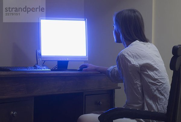 Eine Frau mit einem Computer