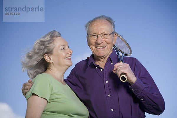 Ein älteres Paar mit einem Tennisschläger