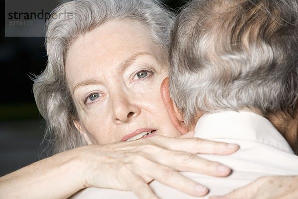 Ein älteres Paar  das sich umarmt