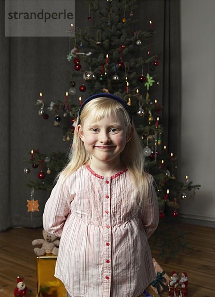 Porträt eines Mädchens vor einem Weihnachtsbaum