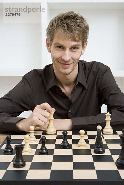 Ein Mann  der Schach spielt.