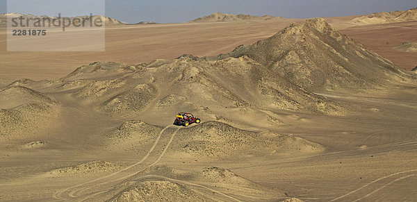 Peru  Paracas  Jeep in der Wüste