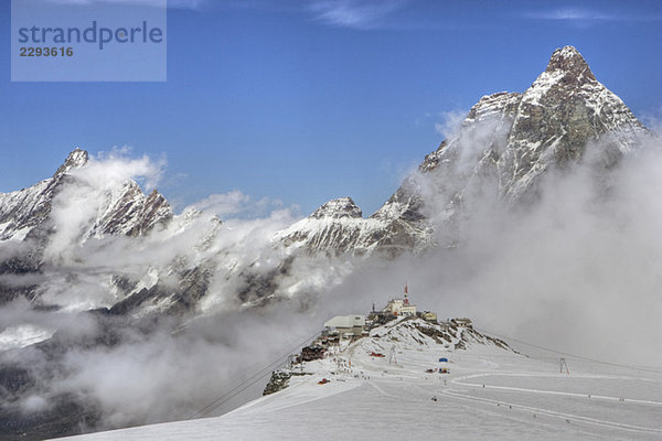 Italien  Cervinia  Matterhorn mit Schnee und Nebel