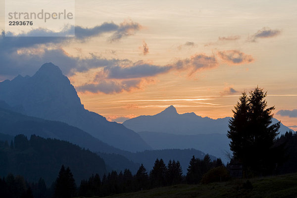 Deutschland  Bayern  Wettersteingebirge mit Zugspitze im Hintergrund