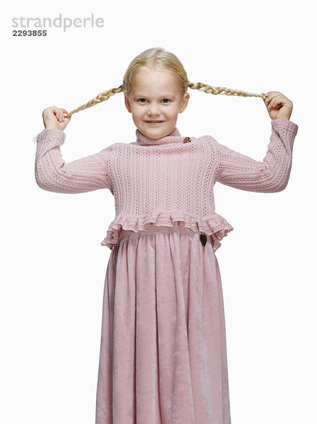 Blondes Mädchen (6-8) in einem Kleid  herumalbernd  Portrait