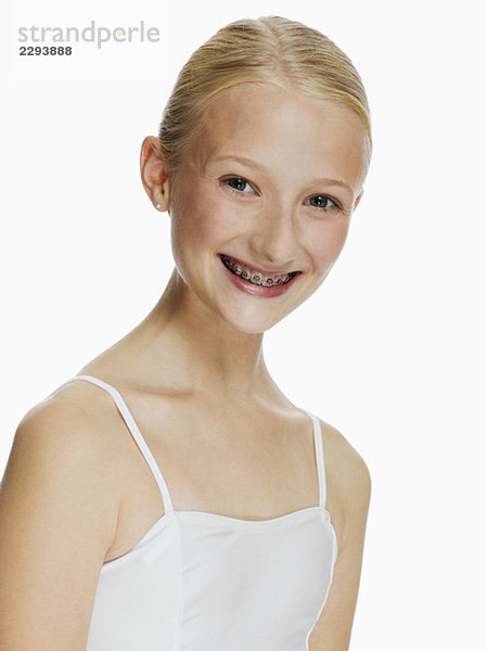 Junge Ballerina (14-15) lächelnd  Portrait