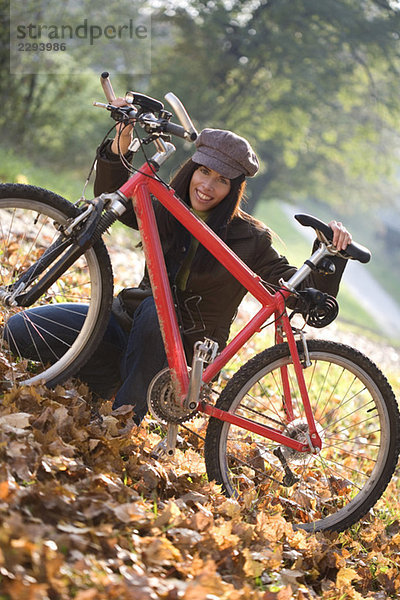 Junge Frau beim Radfahren  Portrait